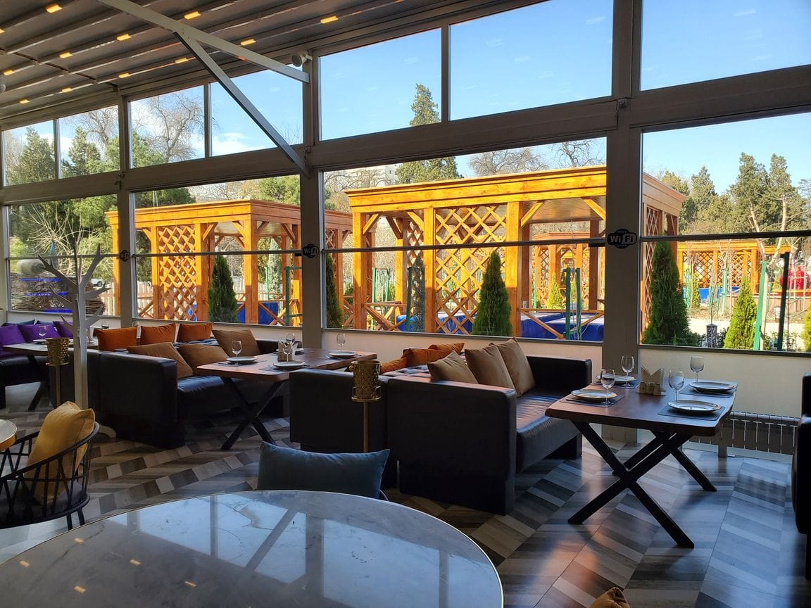 Компания AkDag предлагает услугу гильотинного остекления