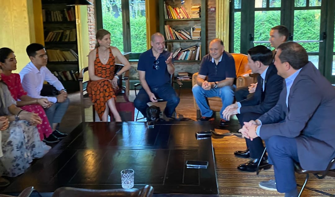 Türkmen diplomaty Sinandali klassiki aýdym-saz festiwalyna gatnaşýan türkmenistanly sazandalar bilen duşuşdy