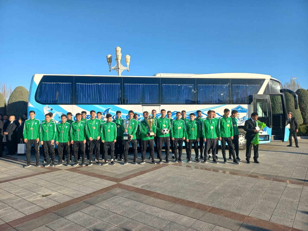 Президент Туркменистана подарил «Аркадагу» новый клубный автобус после чемпионского сезона