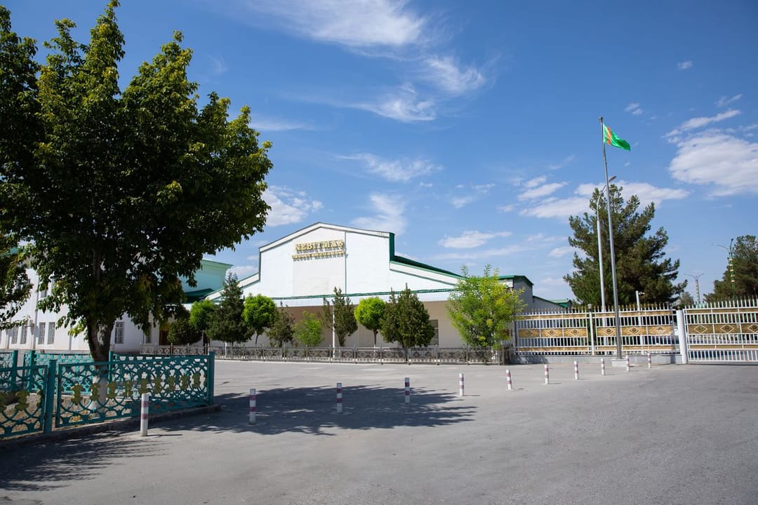 «Nebitmaş» döwlet kärhanasynyň hünärmenleri dürli demirçilik işlerini ýerine ýetirýärler