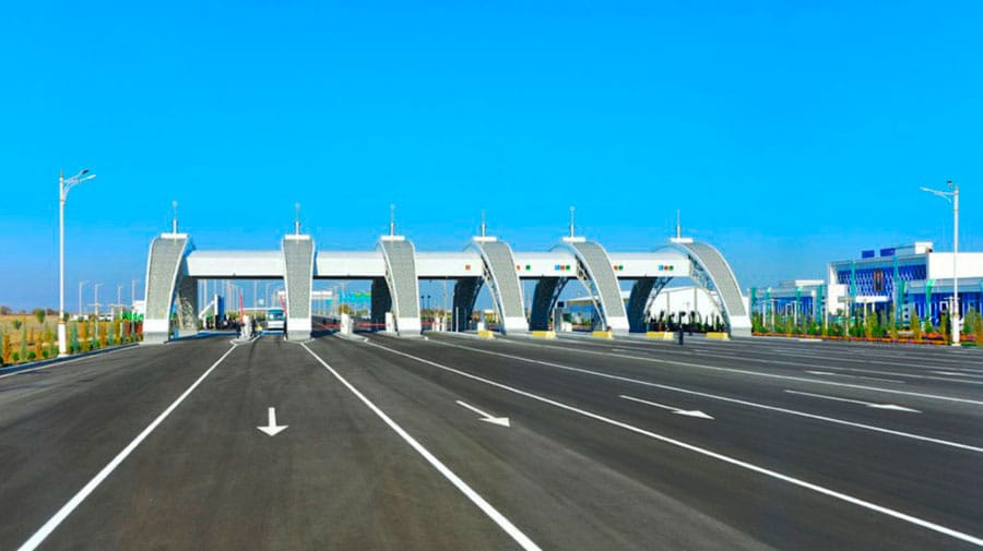 Президент Туркменистана поручил усилить контроль за строительством дорог