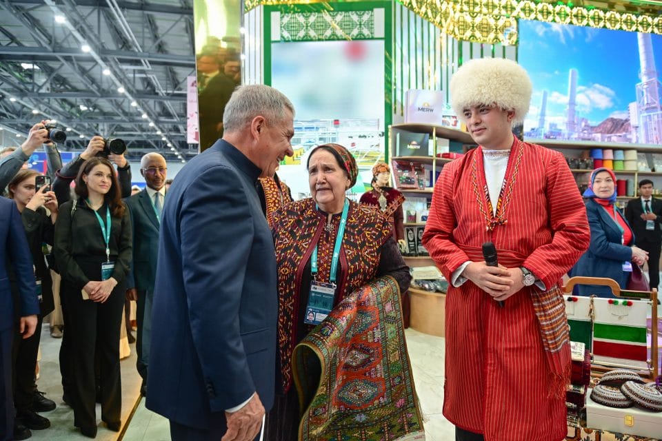 Kazandaky halkara sergide Türkmenistanyň pawilýony köp adamly boldy 