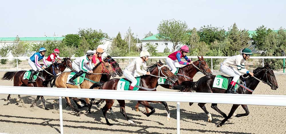 В Балканском этрапе Туркменистана прошел очередной этап сезона скачек