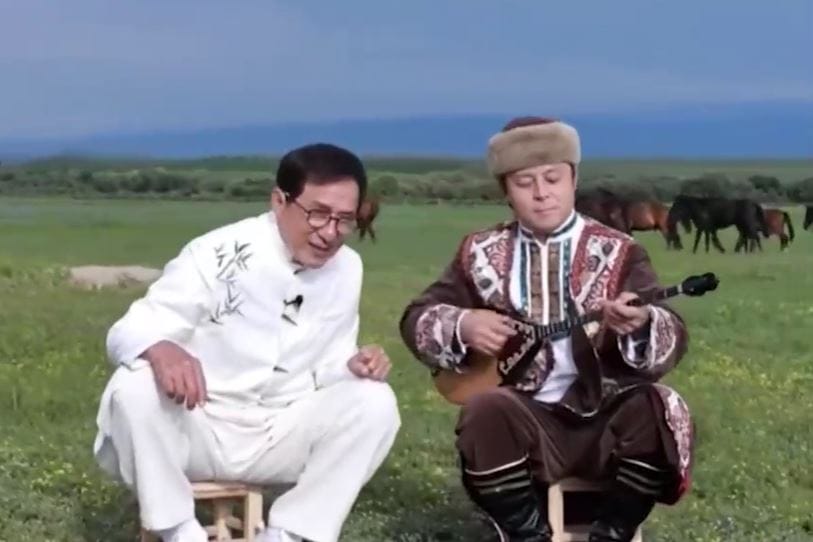 Jeki Çan dombranyň owazyna goşup aýdym aýtdy