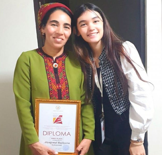 Туркменская художница одержала победу в IV Ташкентской биеннале прикладного искусства