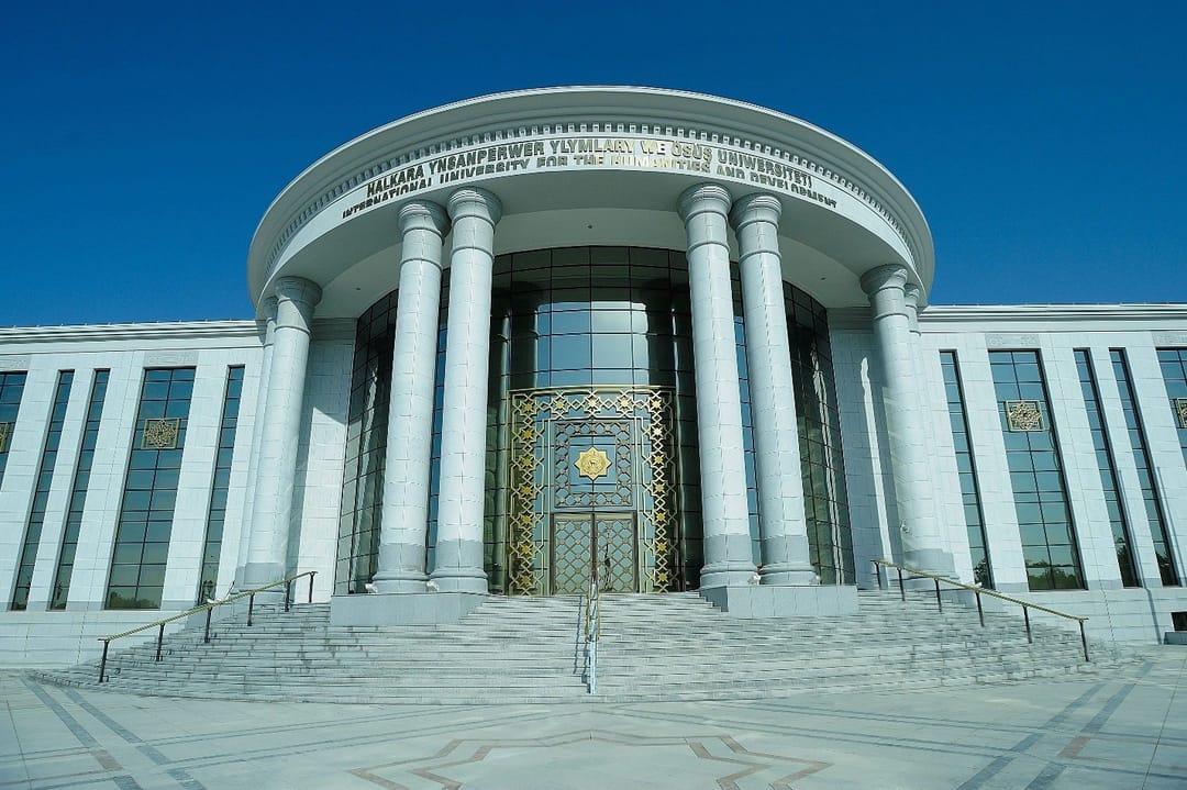 Halkara ynsanperwer ylymlary we ösüş uniwersitetinde "Açyk gapylar" güni geçiriler