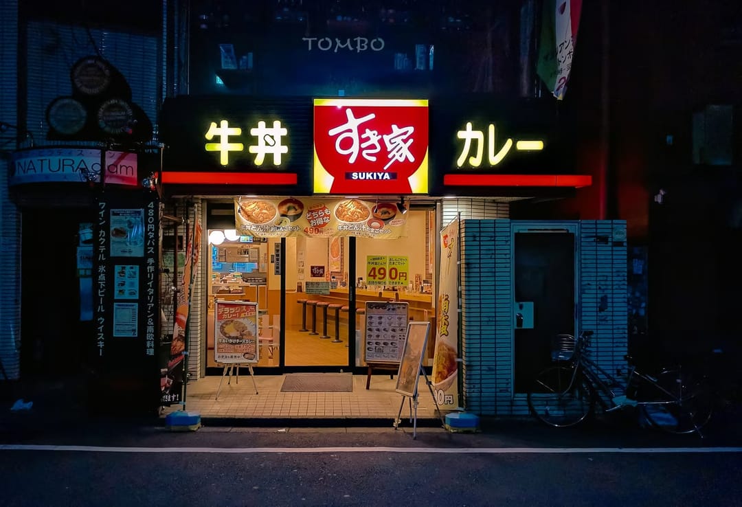 Japonya'nın ünlü fast-food zincirlerinden biri olan Sukiya, yemeklerinden fare ve böcek kalıntıları çıkınca, 2 bin şubesini geçeçici süreyle kapatma kararı aldı