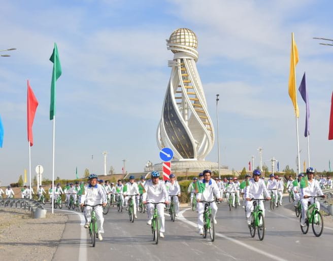В Туркменабате прошел велопробег, посвященный Всемирному дню здоровья