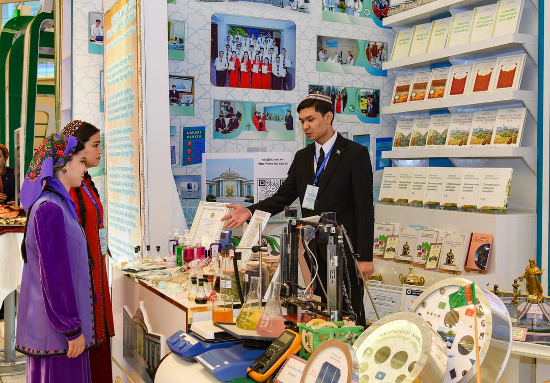 В Ашхабаде продолжает работу Международная выставка по здравоохранению, образованию и спорту