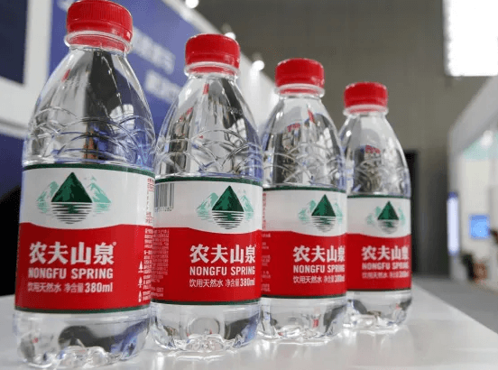  «Nongfu Spring» agyz suw satýan kompaniýanyň eýesi Hytaýda iň baý adam boldy