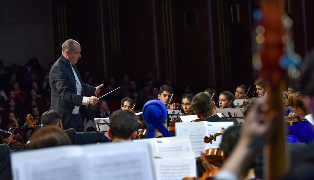 İtalyan orkestra şefinin katılımıyla gerçekleşen Aşkabat'taki klasik müzik konseri