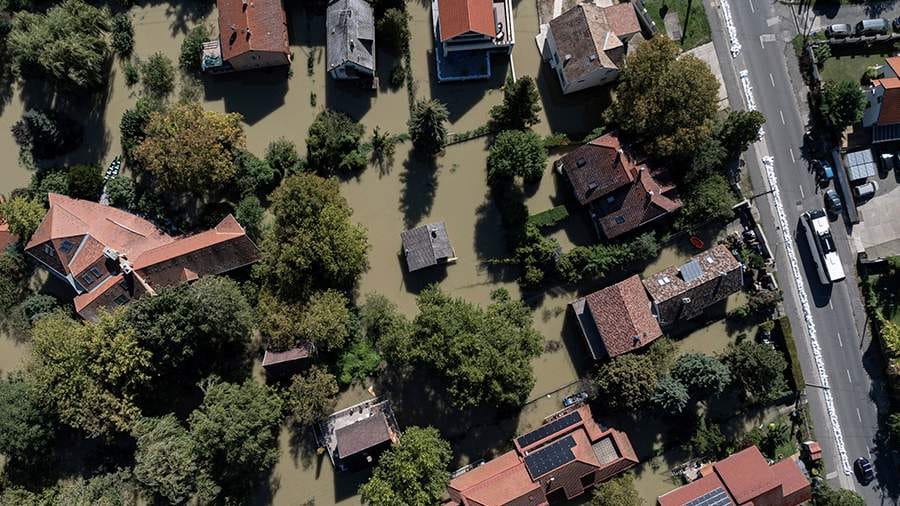 Macaristan'da, şiddetli yağışlar sonucu Tuna Nehri'nin taşmasının ardından sel suları parlamento binasına ulaştı