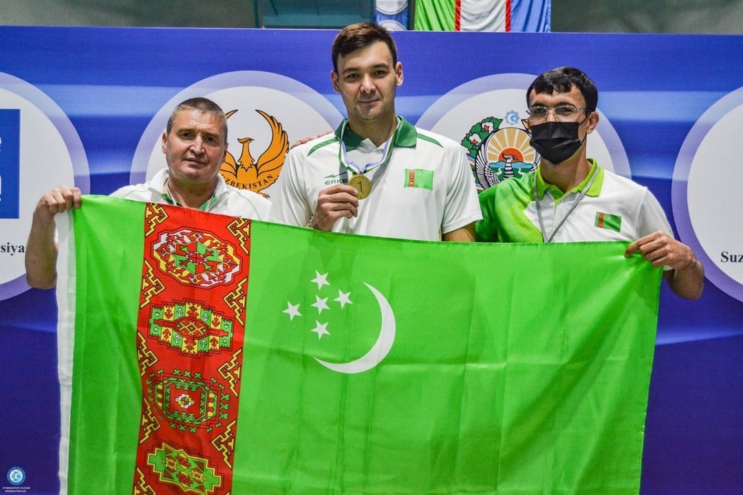 Мердан Атаев завоевал золото и серебро на открытом чемпионате Узбекистана по плаванию