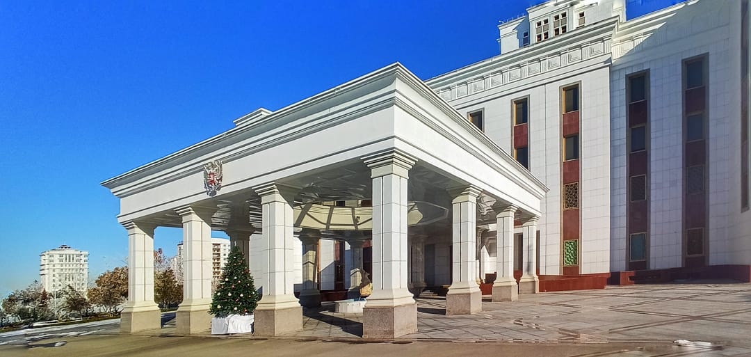 Посольство России в Туркменистане приостановит работу в новогодние праздники