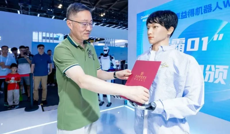 Робот-андроид поступил в аспирантуру Шанхайской академии для изучения китайской оперы