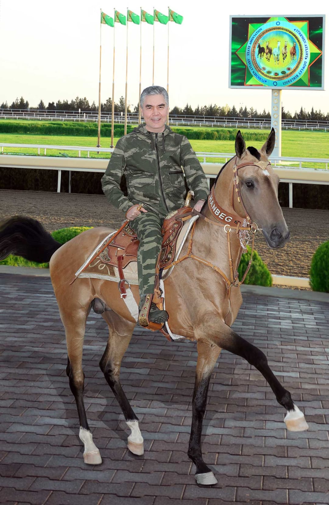 Бердымухамедов посетил Международный ахалтекинский конноспортивный комплекс