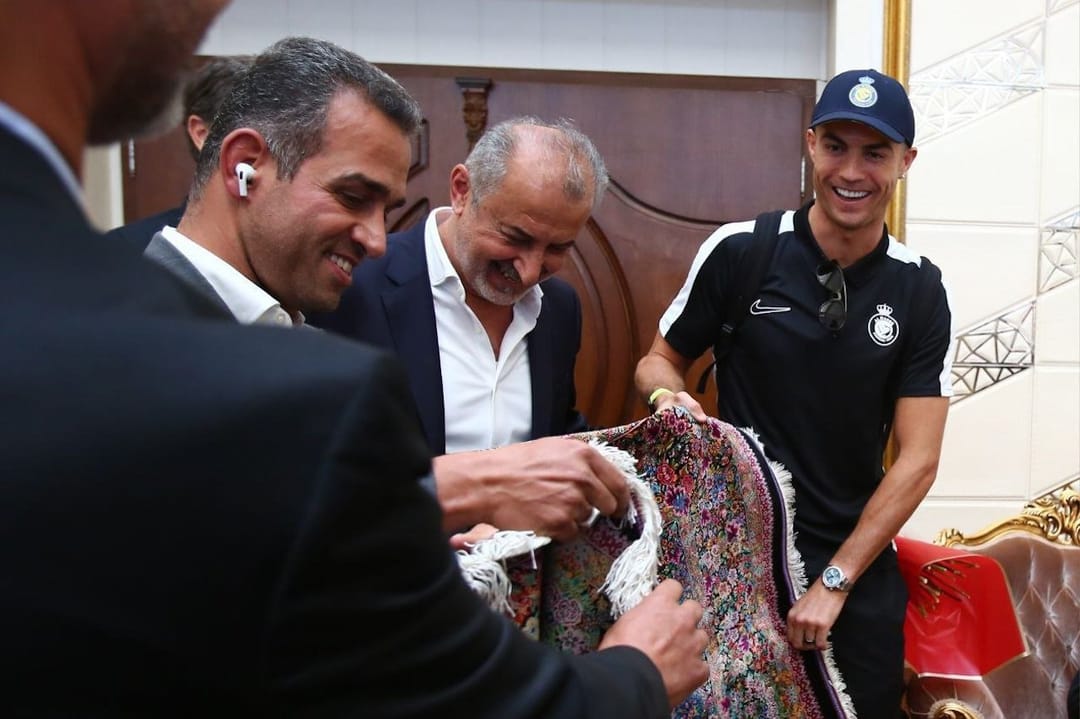Ronaldo received a luxurious Persian carpet as a gift from the Iranian “Persepolis”