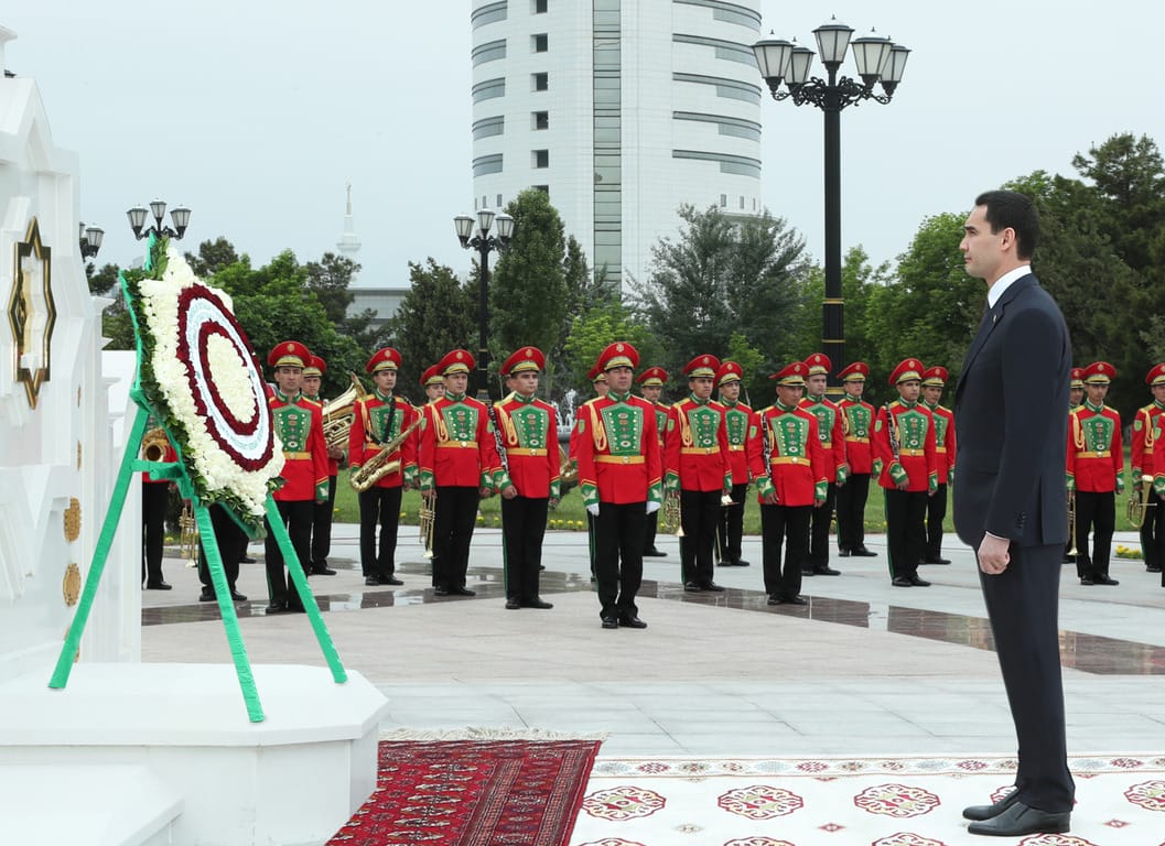 В Туркменистане отметили День Конституции и Государственного флага