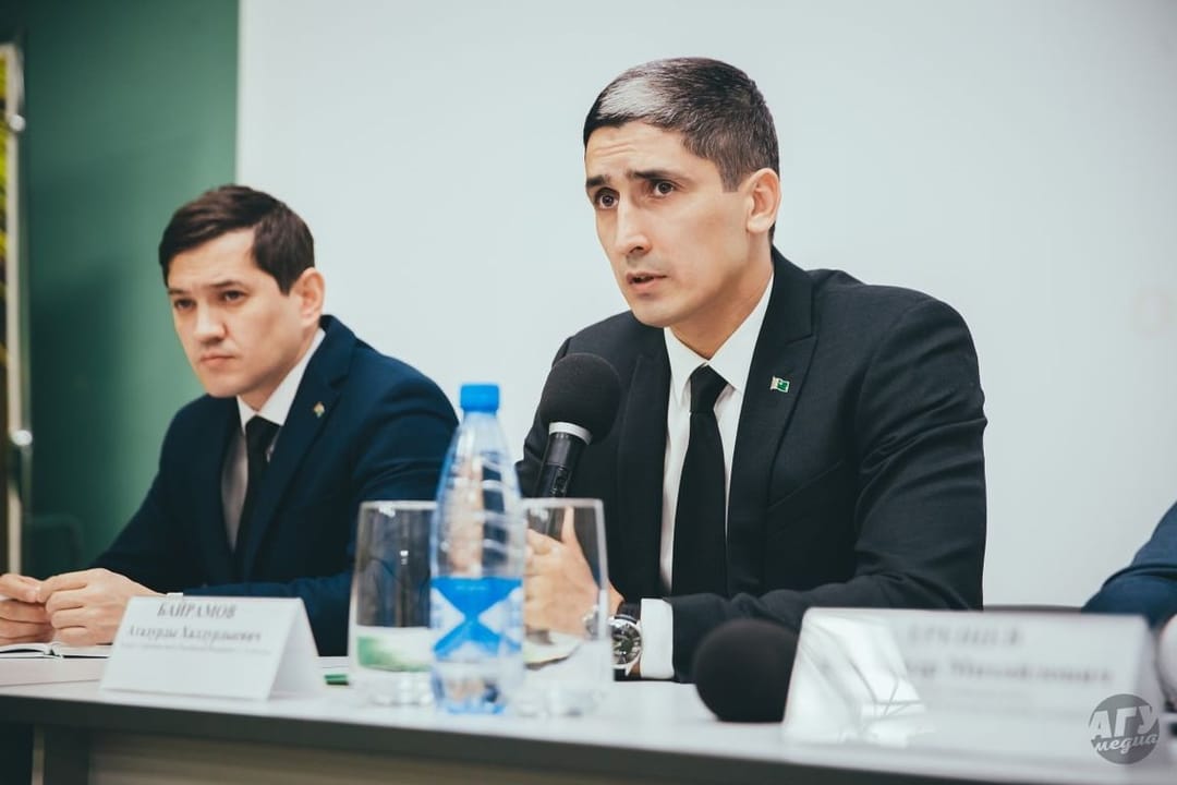 Генконсул Туркменистана в Казани встретился с туркменскими студентами в Оренбурге