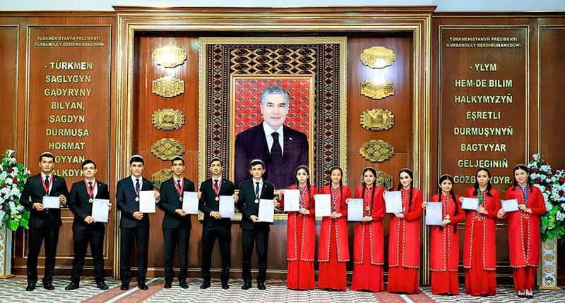 Медицинский вуз Туркменистана наградил своих студентов - победителей предметных олимпиад