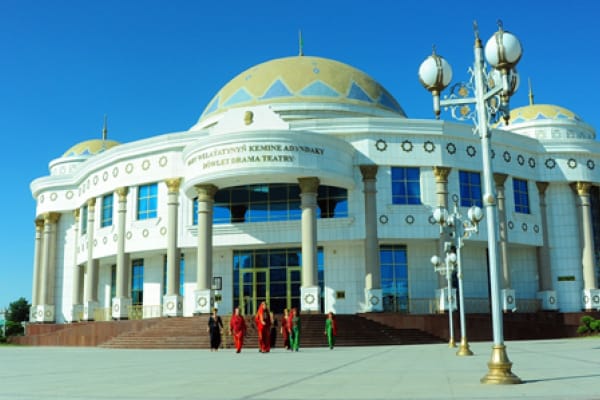 Türkmenabatda Mary teatrynyň eserleri görkezildi