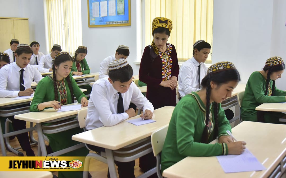 В средних школах Туркменистана проходят выпускные экзамены