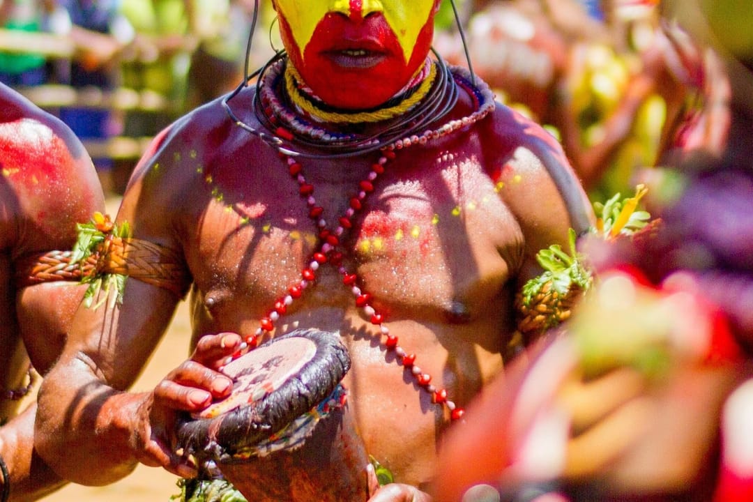 Braziliýada üzňe ýaşaýan taýpadan bolan ýigit adamlardan kömek sorady