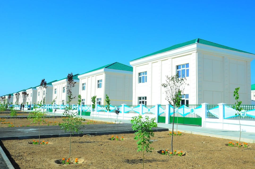 Президент Туркменистана открыл новый жилой комплекс в Ашхабаде