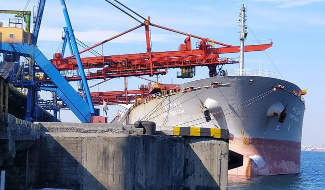 В Суэцком канале возобновили навигацию