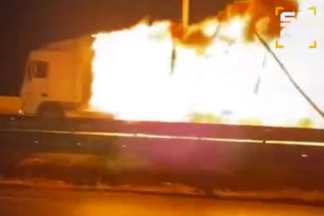 Türkiýede ýanýan ýük ulagy 8 kilometr ýol geçdi