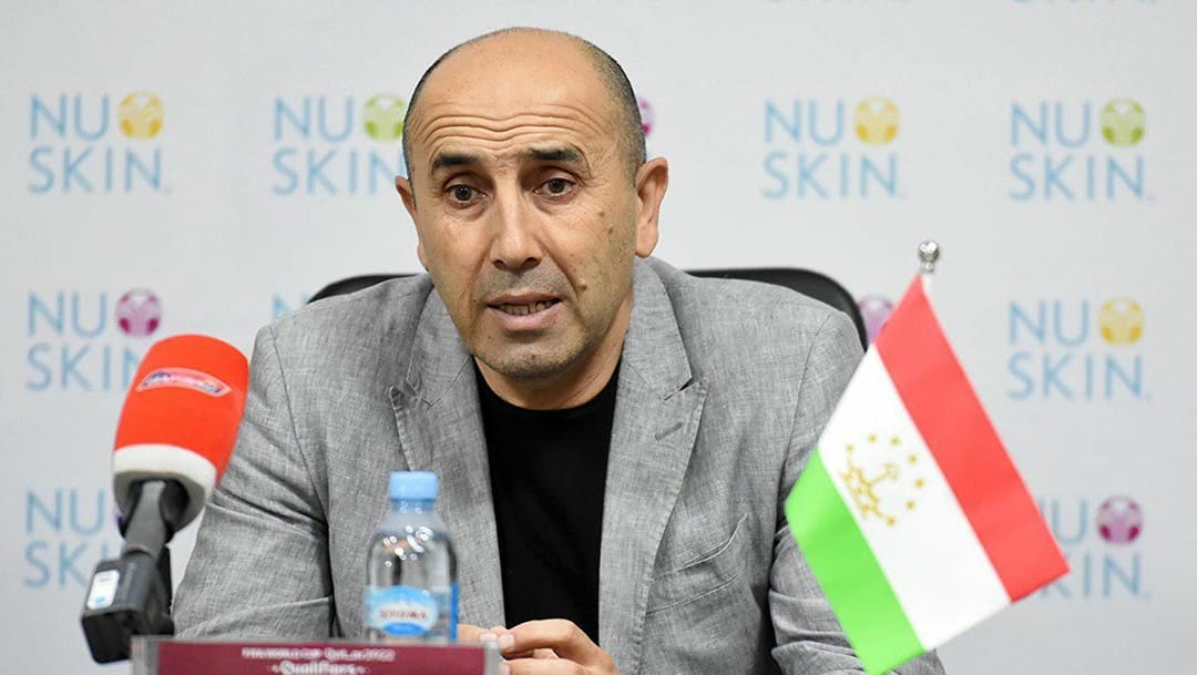 Сборная Таджикистана по футболу осталась без главного тренера