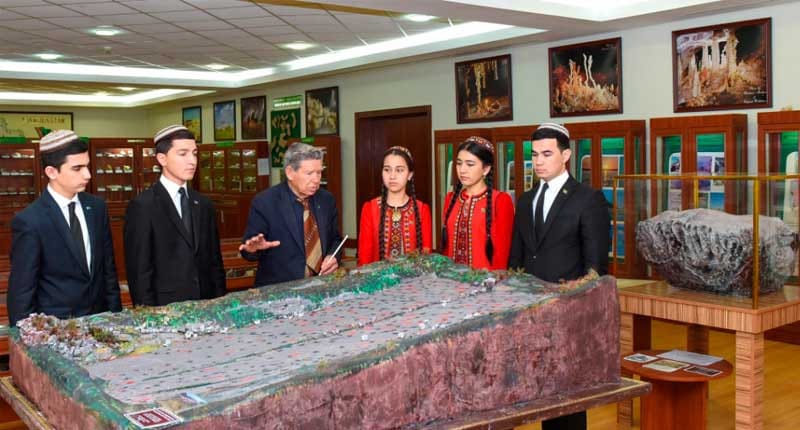 Музей Туркменского госуниверситета бережно хранит геологические сокровища страны