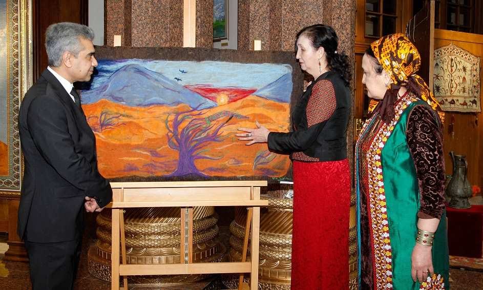 Ашхабадская художница сделала презентацию своих новых войлочных картин