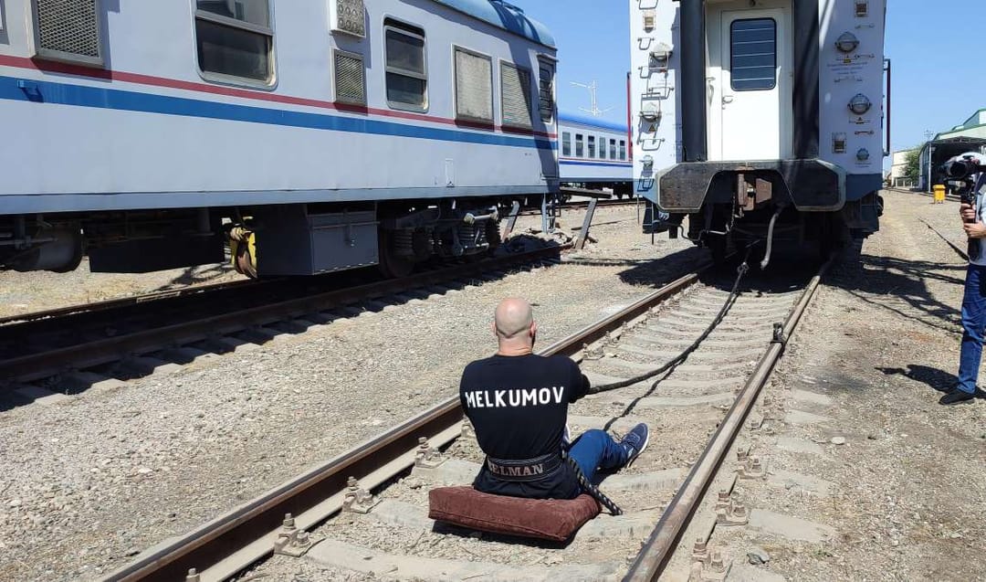 Extreme athlete David Melkumov manually towed a wagon weighing about 48 tons in Ashgabat