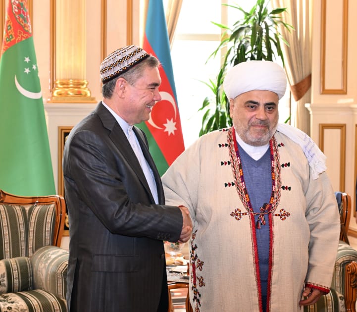 Gurbanguly Berdimuhamedow Allahşukur Paşazadä türkmen donuny we namazlyk sowgat berdi