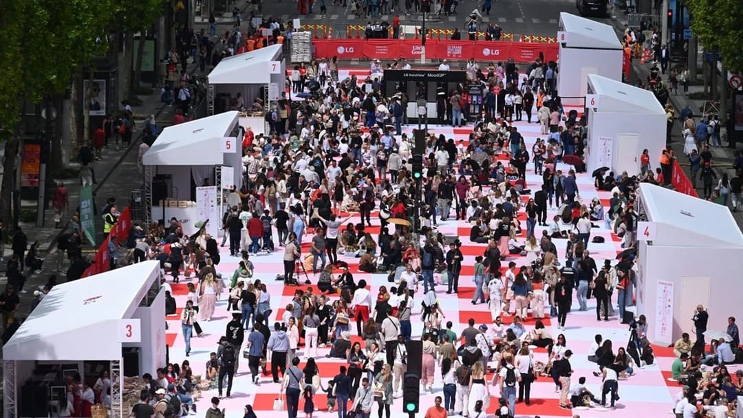 Paris'teki Şanzelize Caddesi'nde 4 bin kişi piknik yaptı