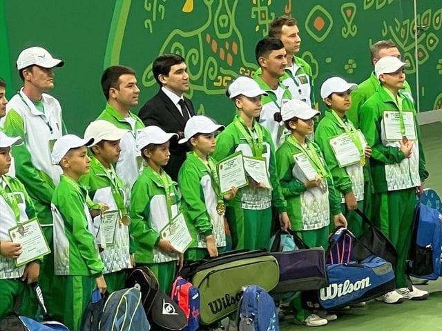 В Ашхабаде завершился открытый чемпионат по теннису среди детей до 12 лет