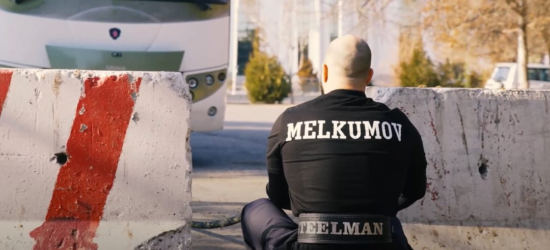 Силач из Ашхабада, сидя, потянул автобус весом 20 тонн