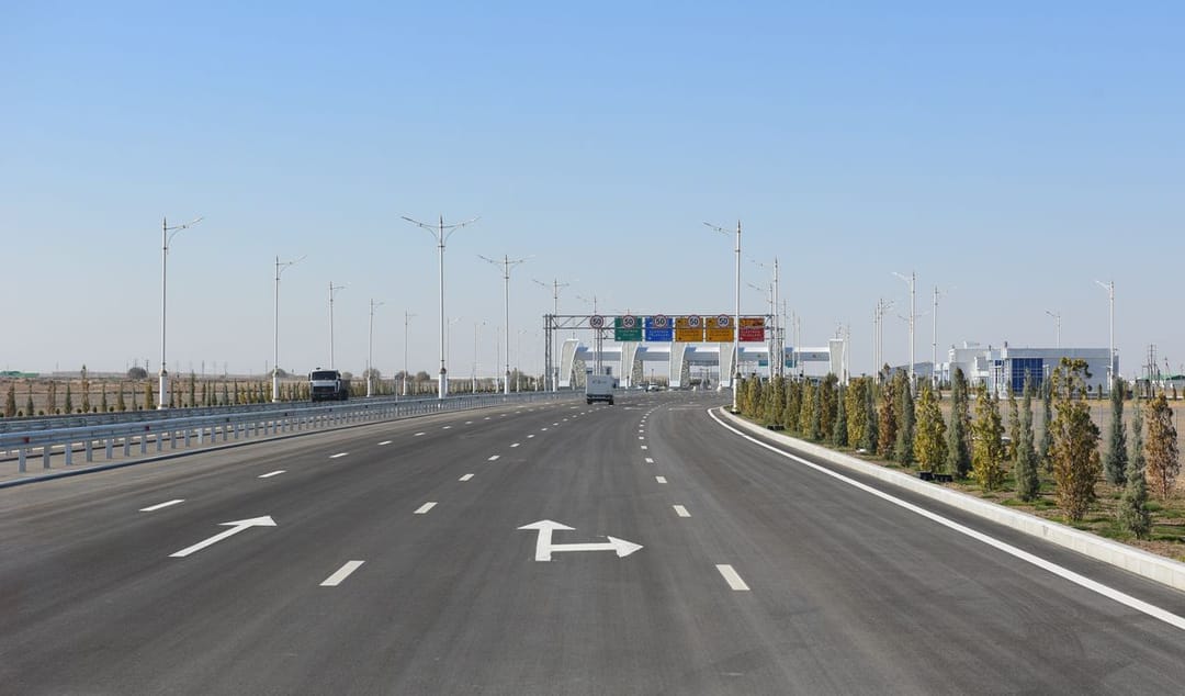 В Туркменистане построят завод красок для дорожной разметки