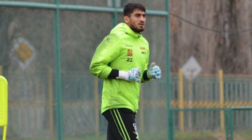 Türkmenistanyň milli ýygyndysynyň derwezeçisi Gyrgyz Respublikasynyň futbol çempionatynda çykyş eder