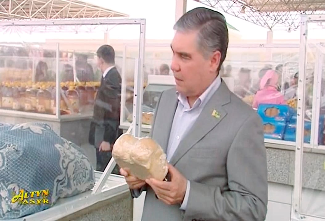 Гурбангулы Бердымухамедов ознакомился с продовольственным обеспечением на рынке Туркменабата