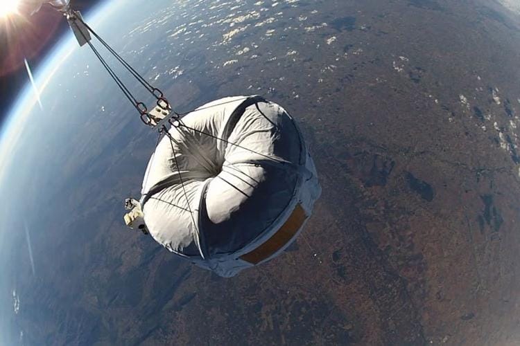 Китай впервые запустил в космос ракету с воздушного шара