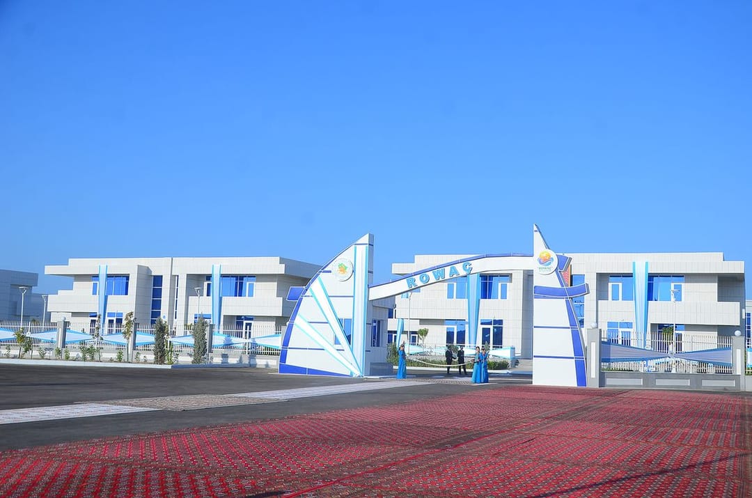 Türkmenistanyň Prezidenti Awazada «Rowaç» kottejler toplumyny açdy
