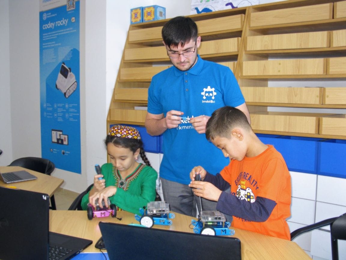 Образовательный центр ImdatBot открыл запись на детские курсы по робототехнике