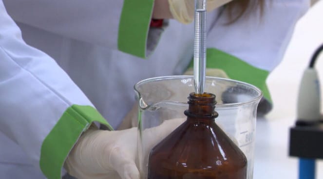 Студентка туркменского вуза нашла способ переработки пластиковых отходов в жидкое топливо