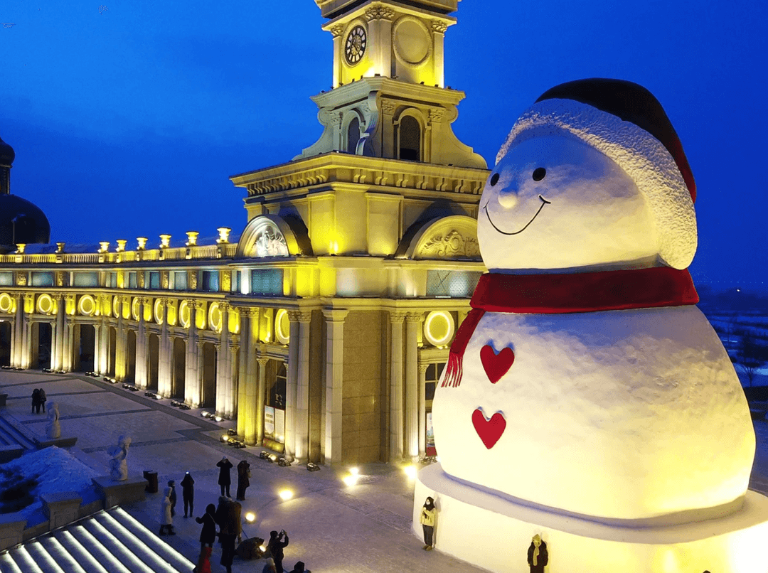 Hytaýyň Saz seýilgähinde 18 metrlik gar adamy ýasaldy
