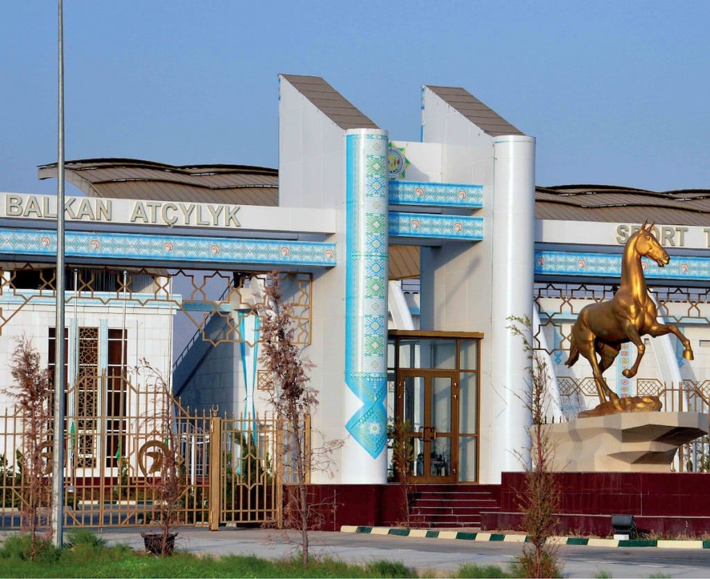 В Балканском конноспортивном комплексе реконструируют скаковую дорожку