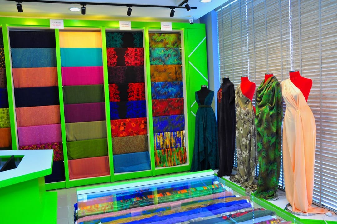 "Nur Ýüpek" dükany harytlary mugt eltip bermek hyzmatyny hödürleýär