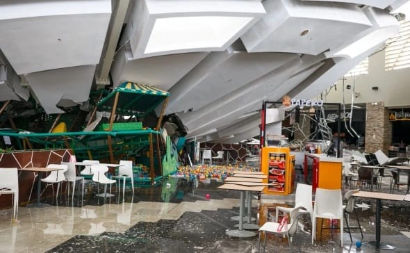 Peruwda söwda merkeziniň üçegi ýykylyp, alty adam heläk boldy