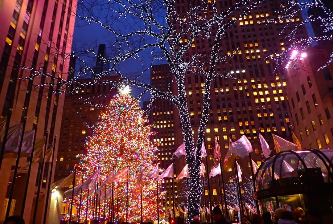Главную ёлку Нью-Йорка украсила 8-километровая гирлянда